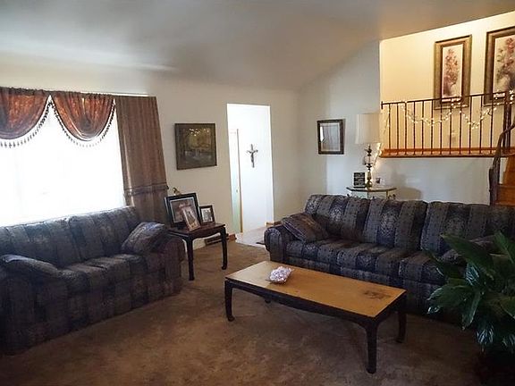 5th image of 135 White Oak Dr