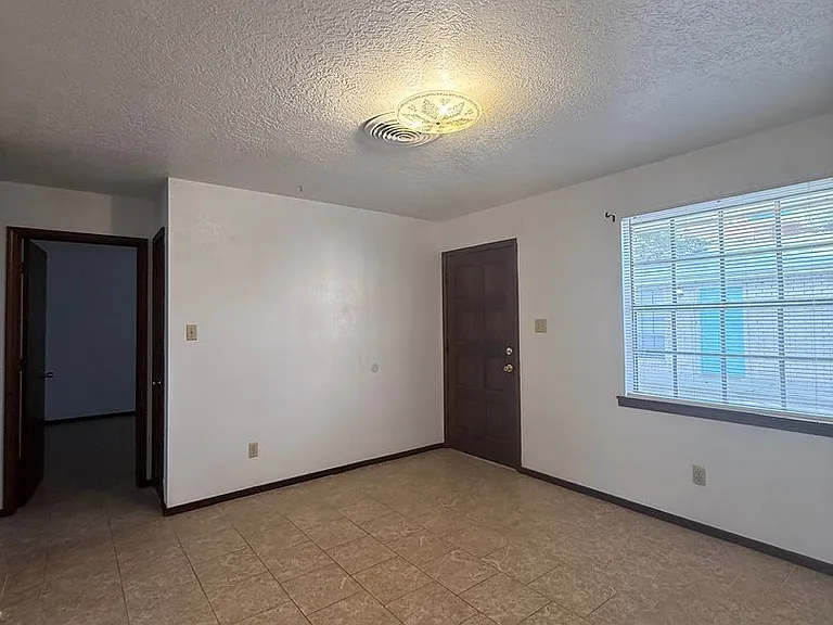 950 Mormon Dr — Photo 4