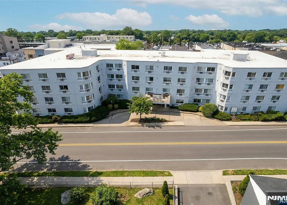 333 Grand Ave #1P