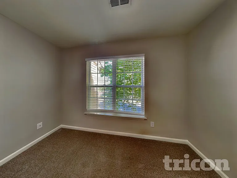 986 Peachtree Meadows Cir — Photo 12