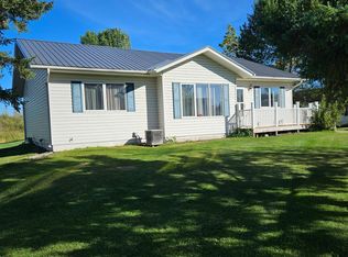 130 Lakeview Dr, Warroad, MN 56763