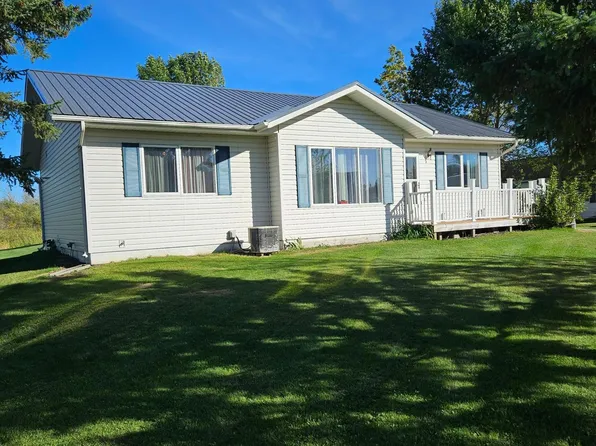 130 Lakeview Dr, Warroad, MN 56763