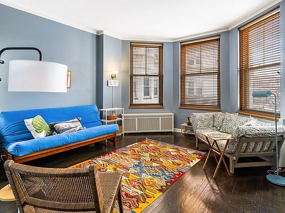 3 LARGE WINDOWS GIVES NATURAL LIGHT