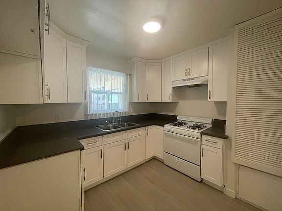 5th image of 430 1/2 E Cypress Ave