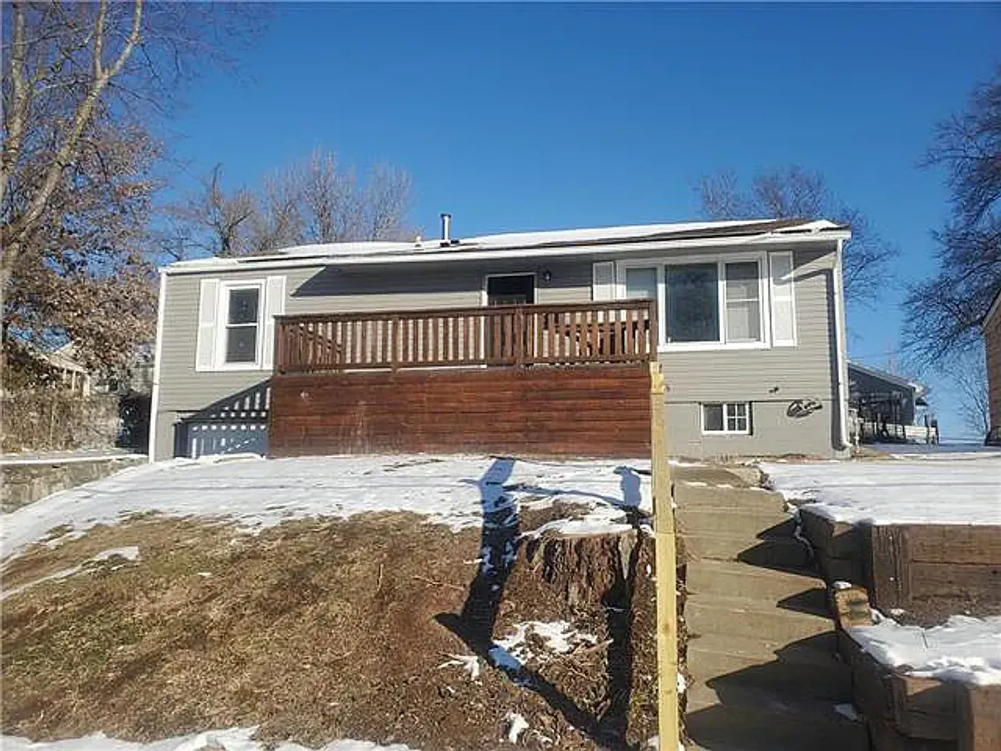 Cute Three bedroom house available Now — Photo 1