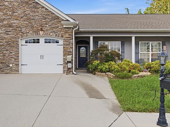 3rd image of 7685 Magnolia Leaf Ln