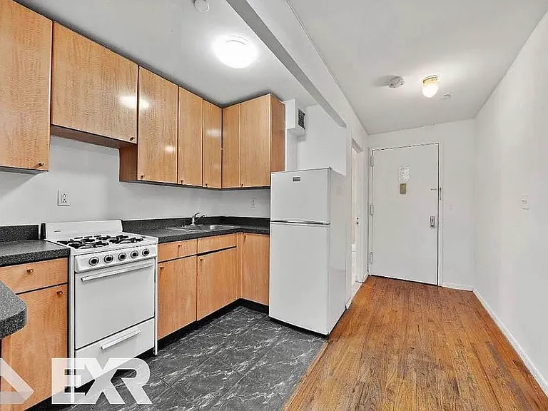 530 W 47th St #3B — Photo 11