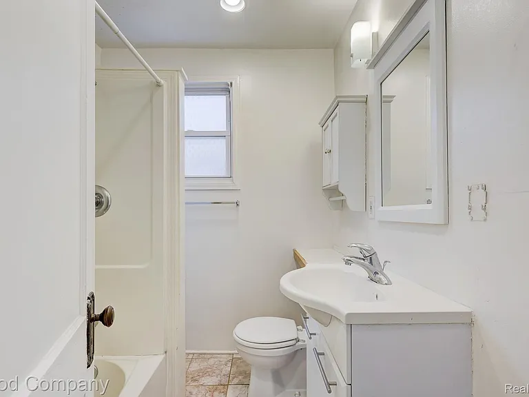 243 W Webster St — Photo 5