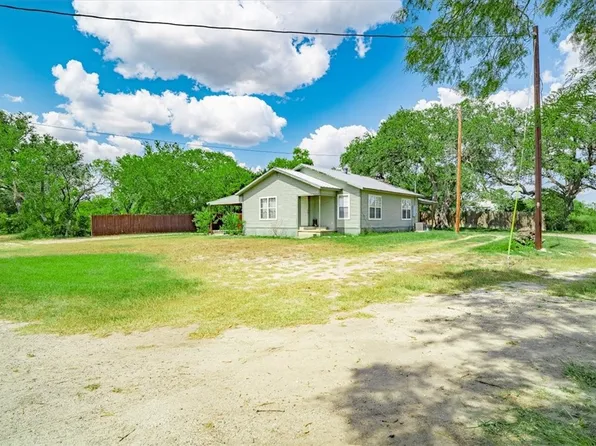 305 E Milam St, Pettus, TX 78146
