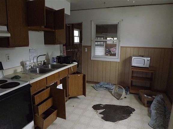 3rd image of 210 E Circle Dr