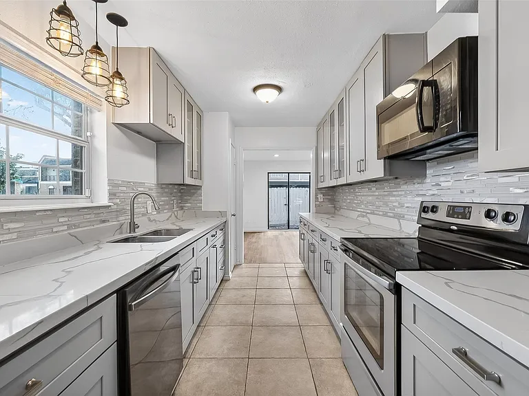 500 N Post Oak Ln — Photo 12