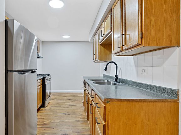 4th image of 1850 S Fairfield Ave APT 3N
