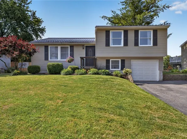 5759 Wishing Well Ln, Farmington, NY 14425