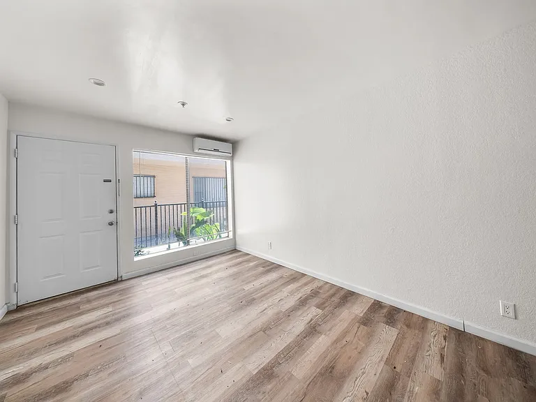 12914 Doty Ave — Photo 6