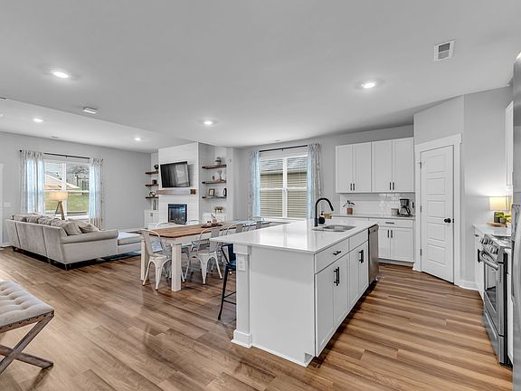 4th image of 417 Irwin Way