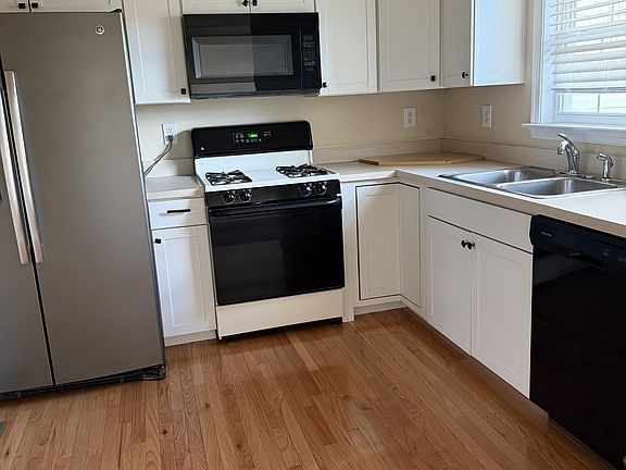 4th image of 22 Litchfield Ln W