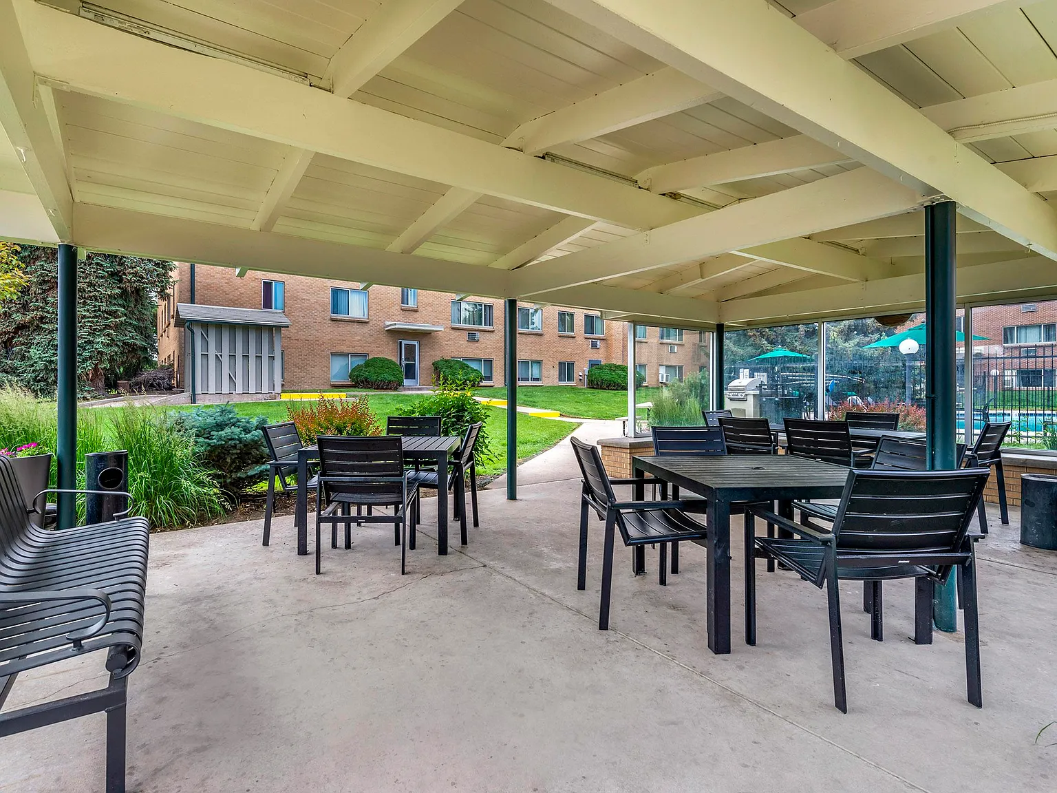 Royal Gardens Apartments — Photo 2