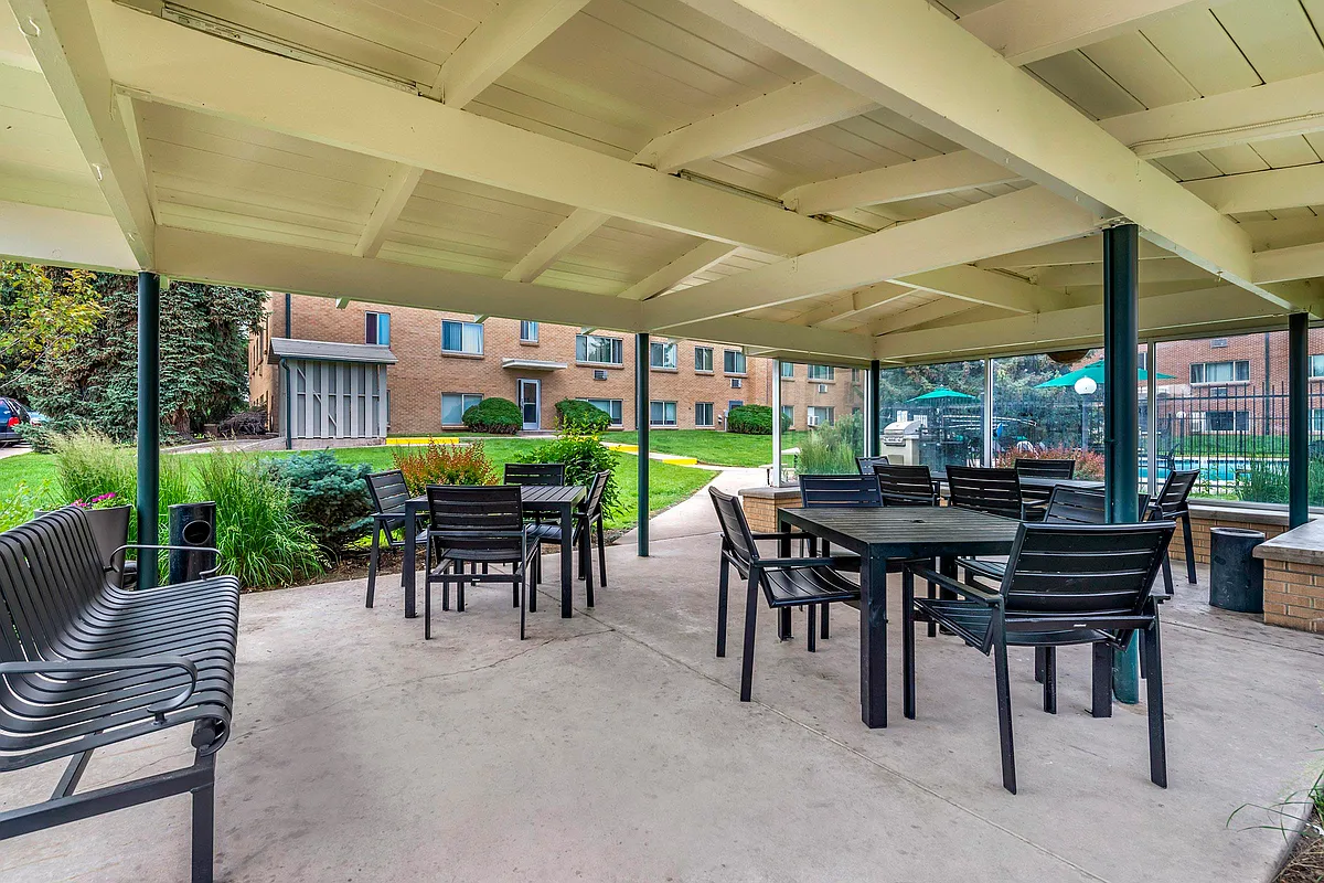 Building Photo - Royal Gardens Apartments