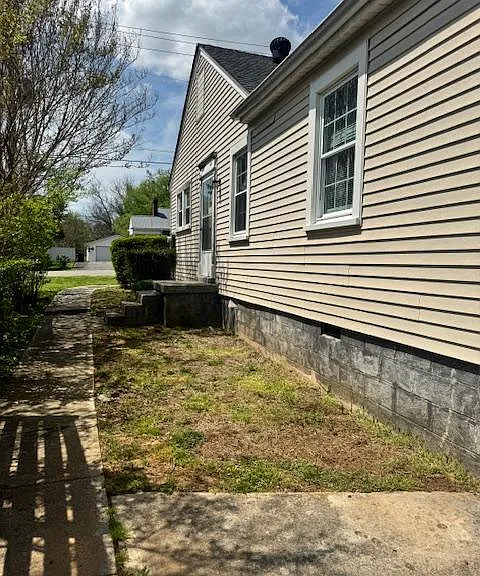 1320 Poplar Ave — Photo 12