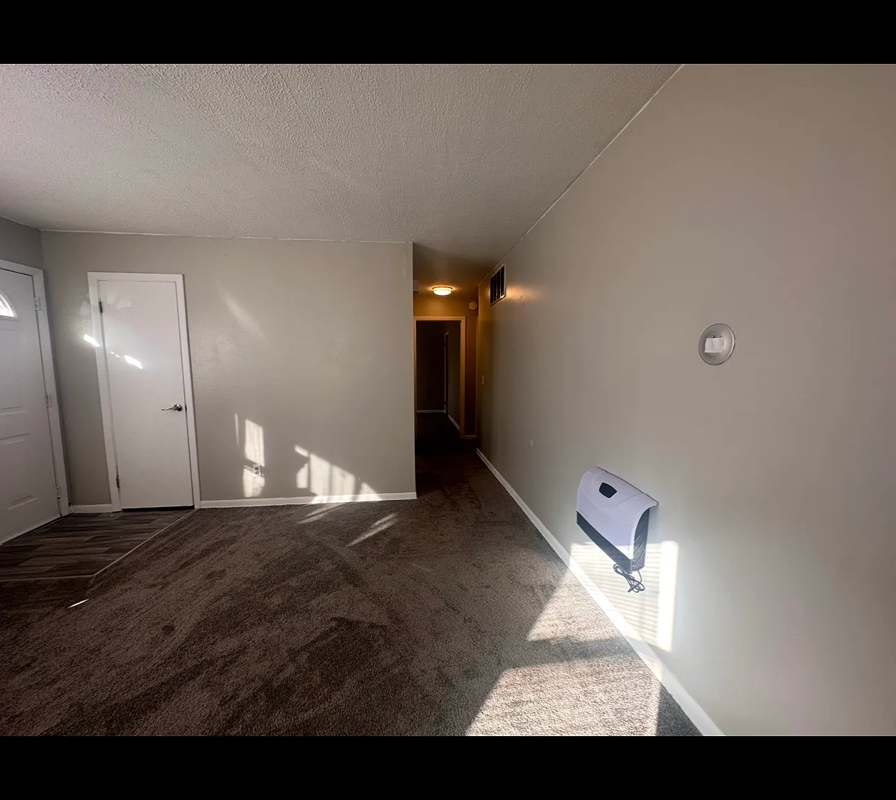 3 bed, 927 sqft, $995 — Photo 2
