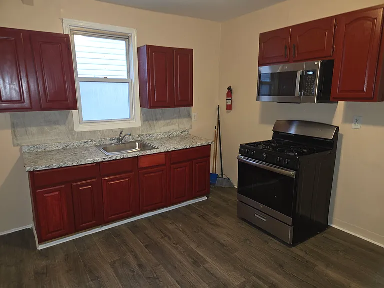 107 Palm St — Photo 2