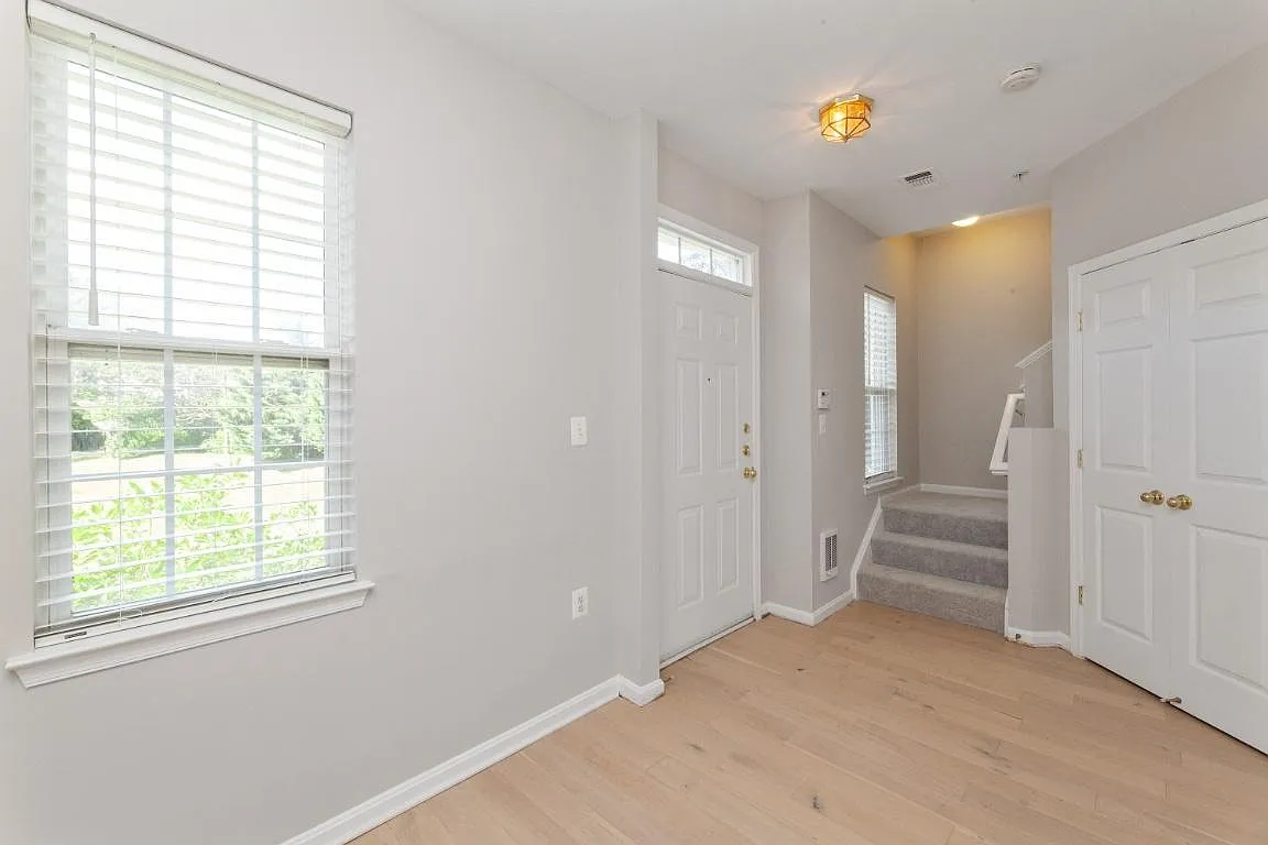 2 bed, 1300 sqft, $2,725 — Photo 4
