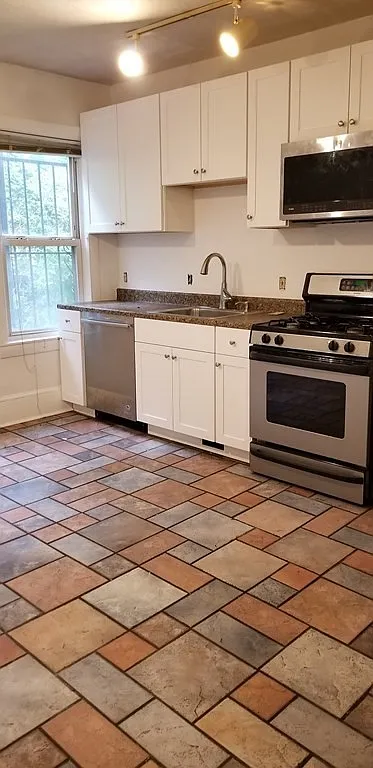 5 bed, 2.5 bath, $9,000 — Photo 1