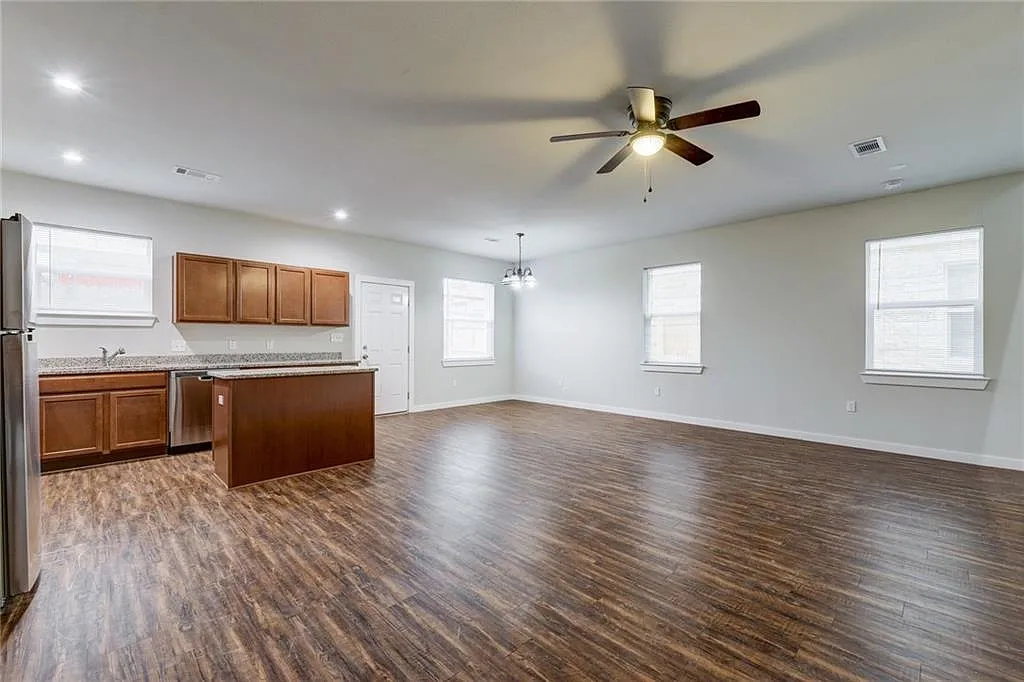 3 bed, 2.5 bath, 1740 sqft, $1,895 — Photo 3