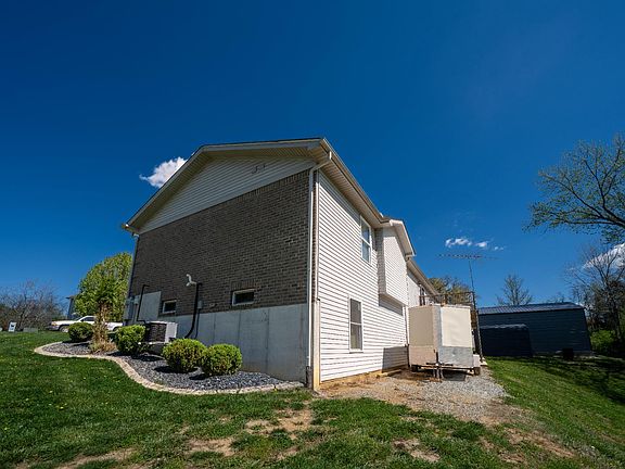 4th image of 744 Randy Ave