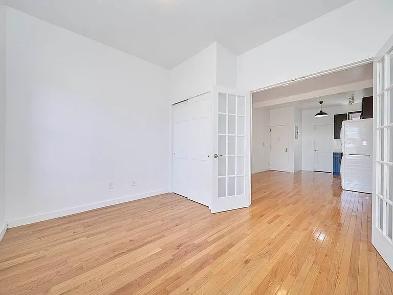 104 E 7th St #14 — Photo 7