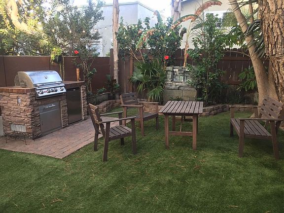 Landscaped backyard w/built in BBQ, waterfall, FieldTurf, do