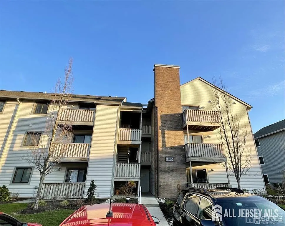 1 bed, 1.0 bath, 775 sqft, $1,900 — Photo 1