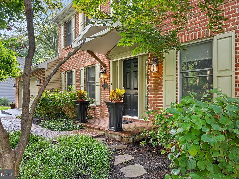1st image of 10 Shady Hollow Ln
