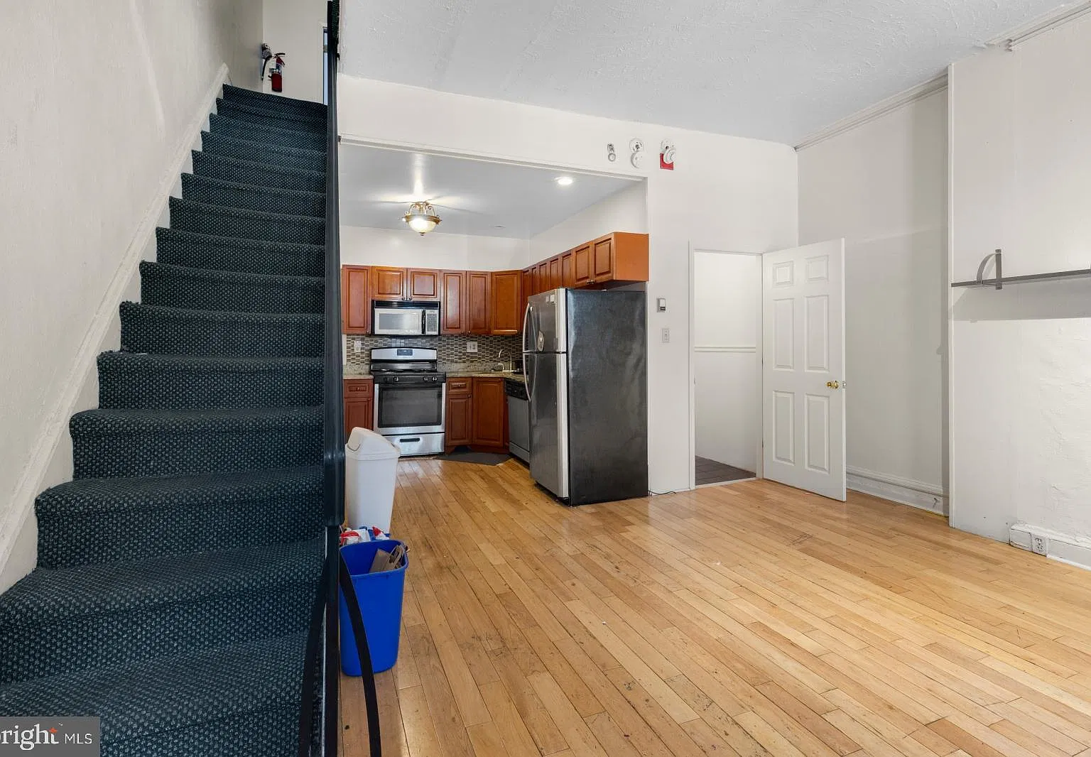 7 bed, 3.0 bath, 2040 sqft, $4,600 — Photo 3
