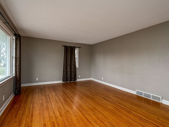 2nd image of 401 McIndoe St