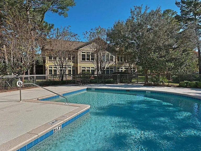 Swimming pool onthe grounds