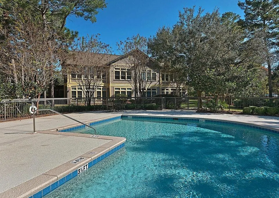 Swimming pool onthe grounds