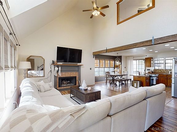 5th image of 18221 Woodcrest Ln