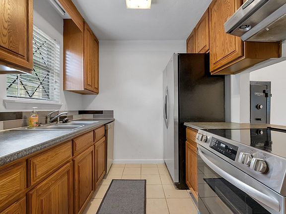 3rd image of 619 Acorn Grove Ct