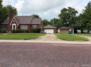 116 S Cedar St, Nokomis, IL 62075