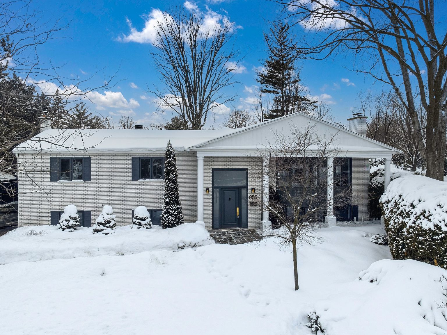 855 Boulevard Queen