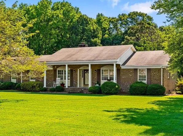 5409 Forest Oaks Dr, Greensboro, NC 27406