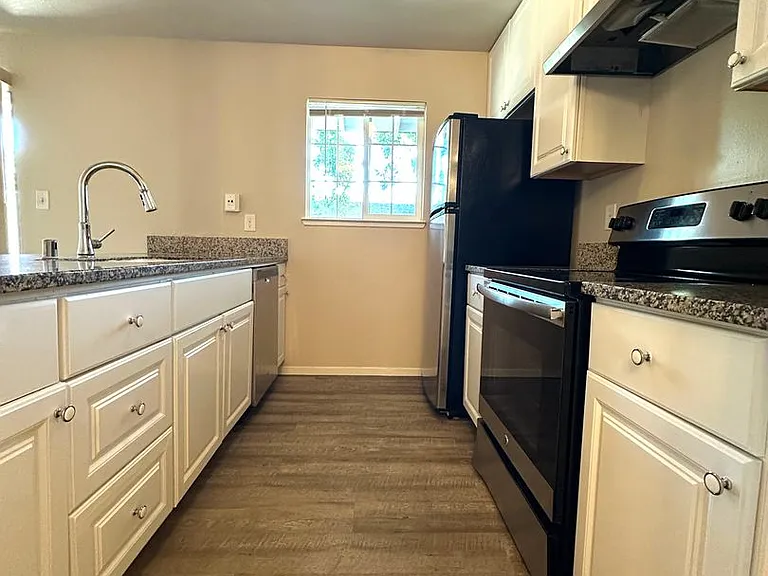 609 Fort Sumpter Dr — Photo 4