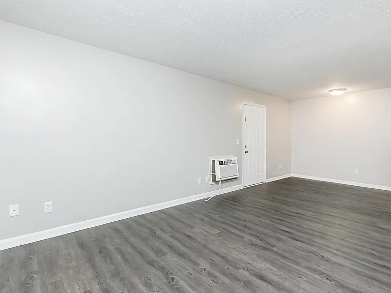 Cross Creek Apartments — Photo 27