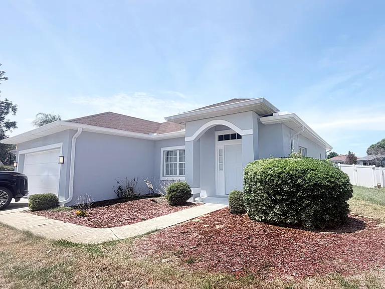 906 Berwick Dr — Photo 3