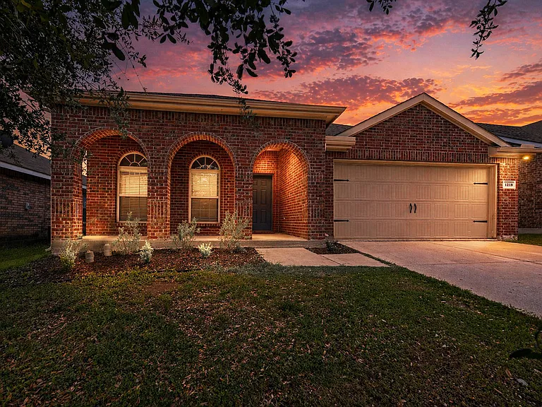 1213 Lambert Dr — Photo 2