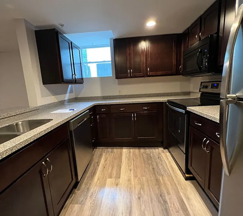437 W 6th St