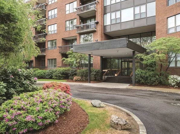 210 Nahanton St APT 513, Newton, MA 02459