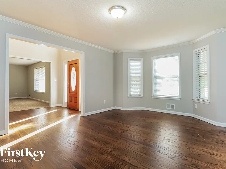 168 Crossing Dr — Photo 3