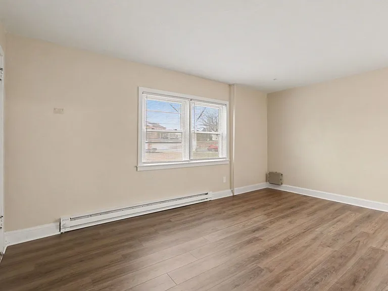 104 N Madison St — Photo 3